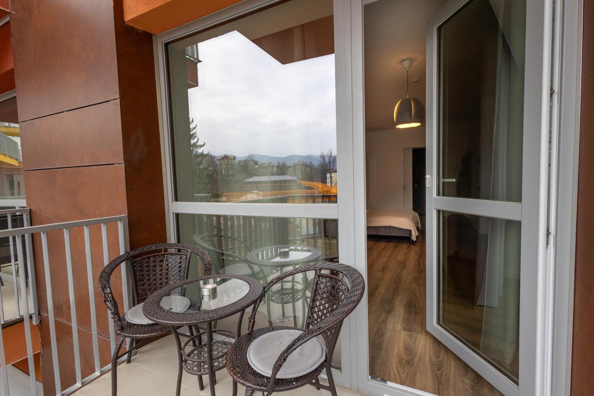 Walter With Balcony And Private Parking